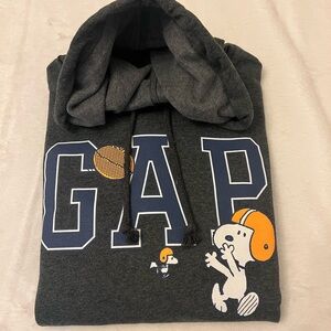 NWT GAP Men’s Charcoal Hoodie with Snoopy and Football Design